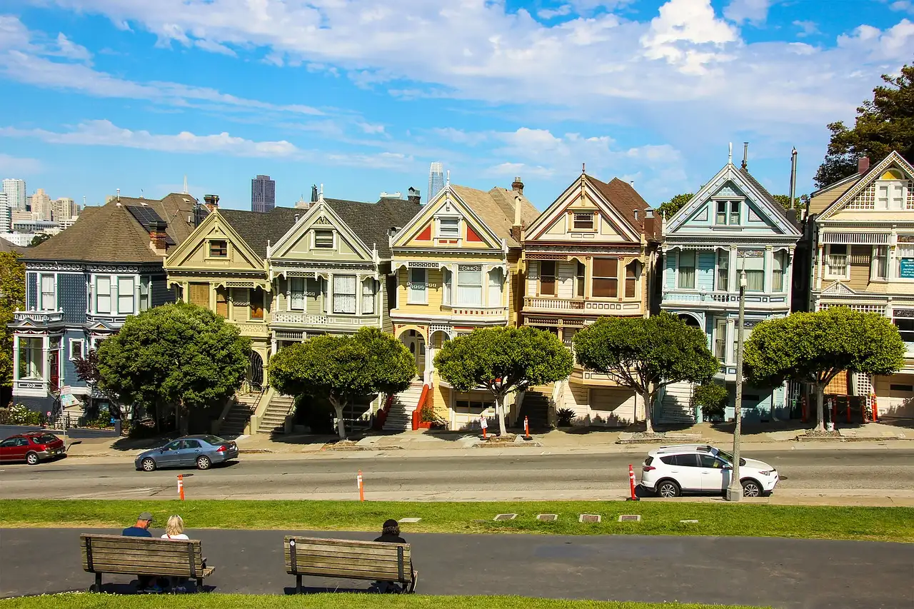 Colourful Victorian houses facing a park in a San Francisco neighbourhood