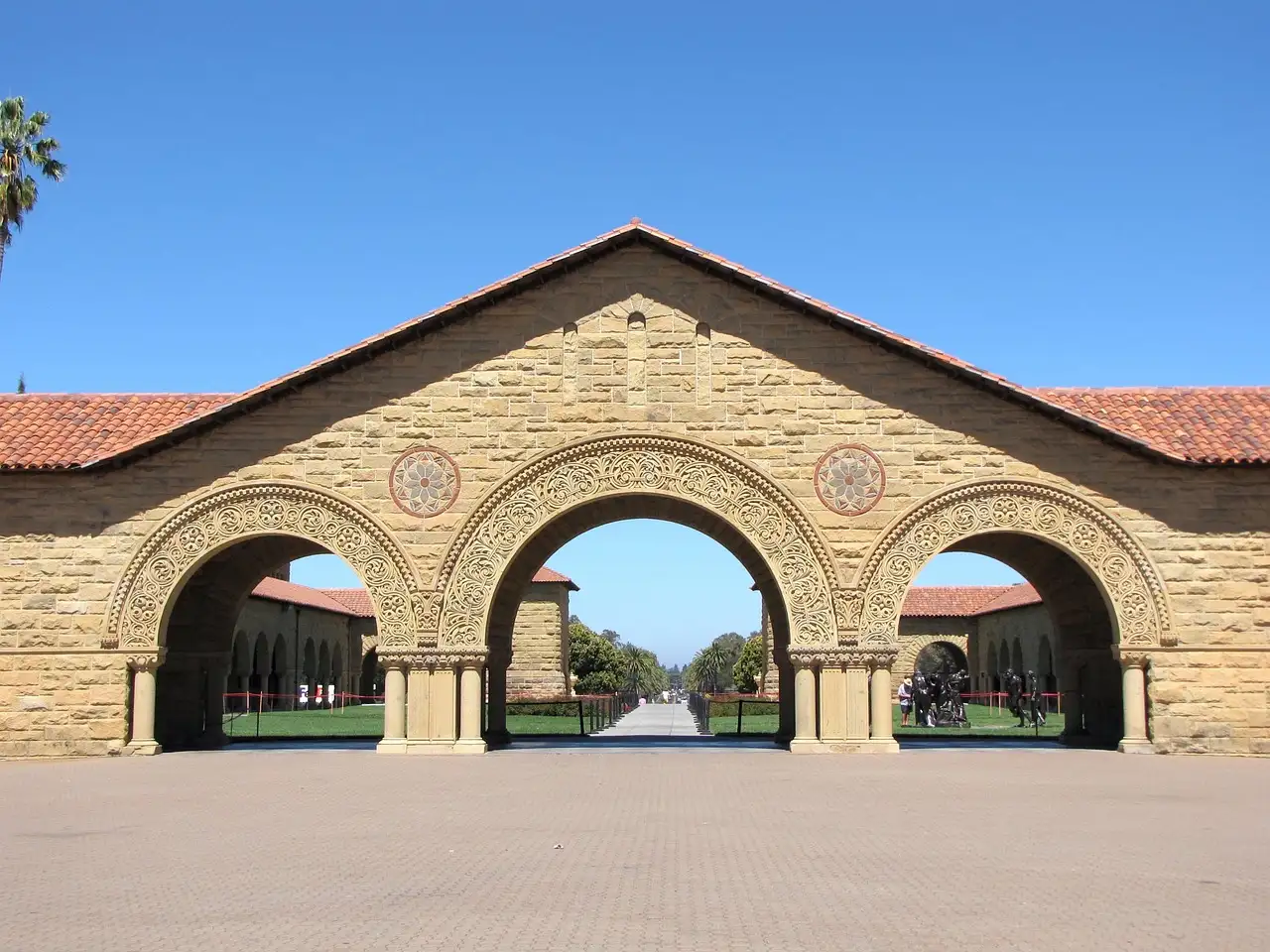 The sandstone arches at the entrance of Stanford's Main Quad