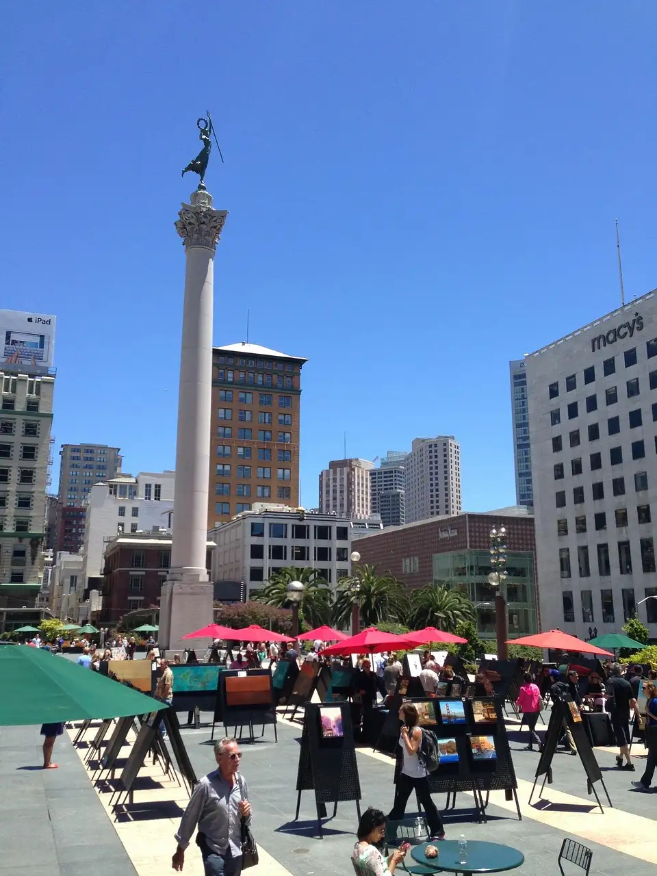 Union Square with its column and the surrounding hotels