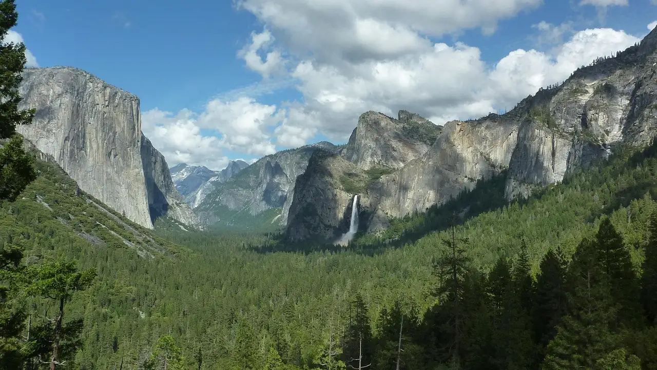 Yosemite Valley from Tunnel View: El Capitan, Bridalveil Fall and Half Dome
